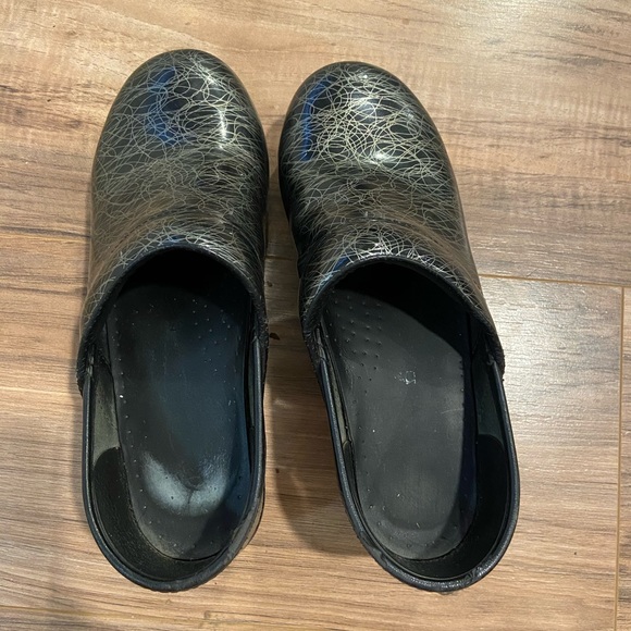 Dansko!! Women’s Black and Silver Clogs Size 37 - Picture 5 of 7